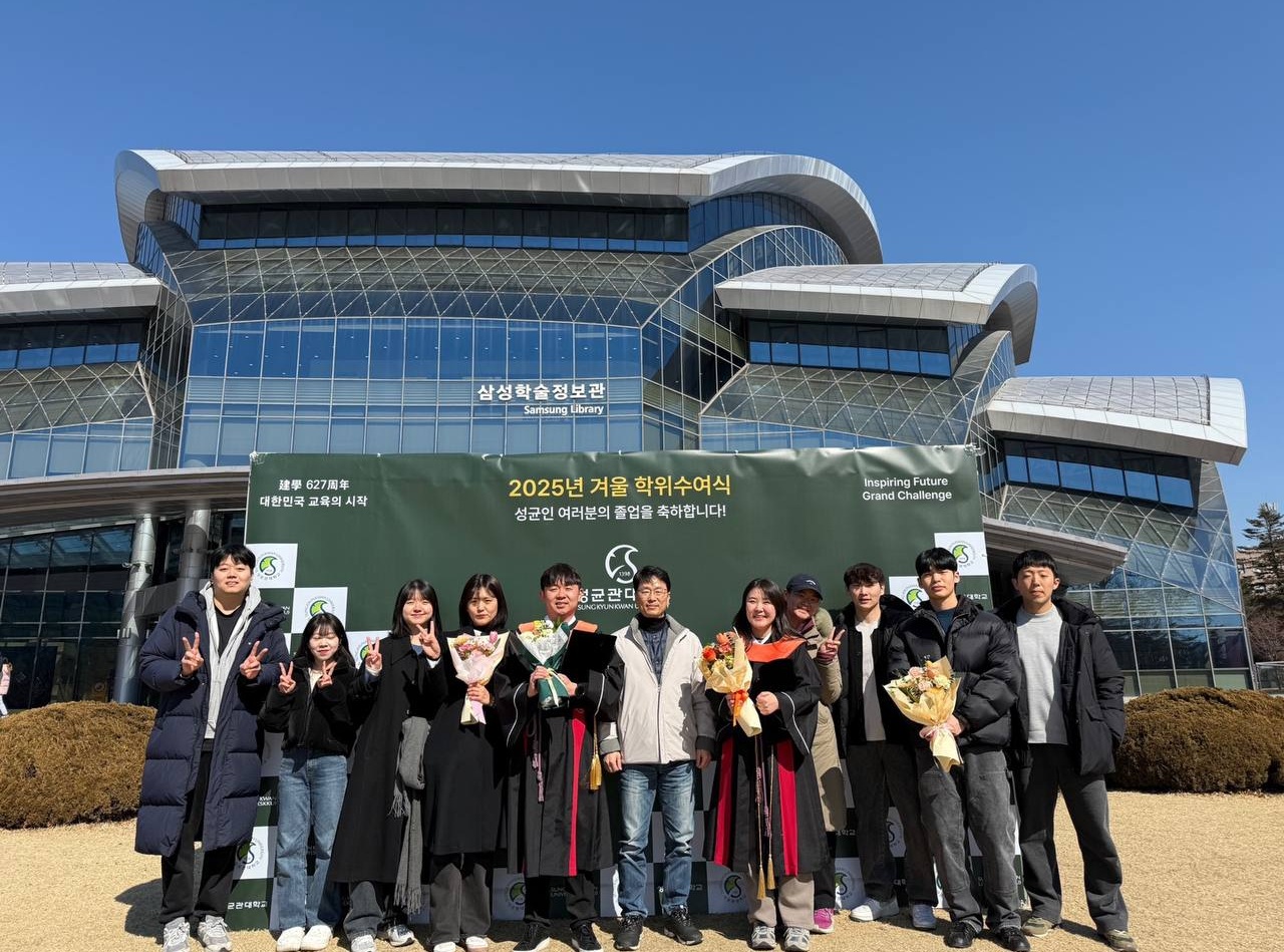 Gathering to celebrate the graduation — photo 1